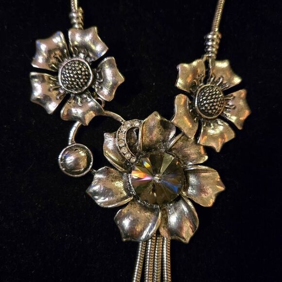 NWOT Flower Rhinestone Statement Necklace Silver - Picture 2 of 7